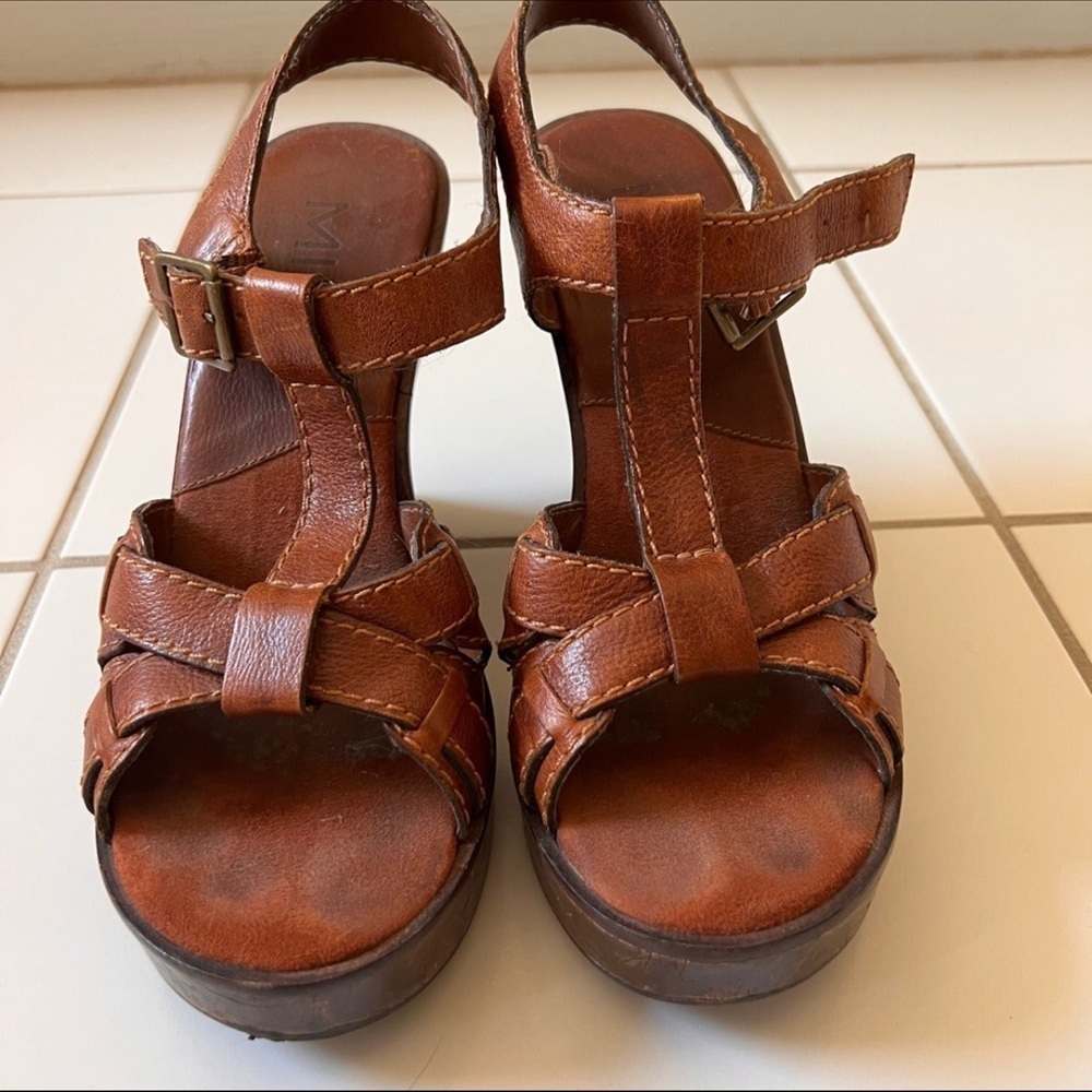 Mia Women's Joplyn Wedge Leather and Wood Platform Sandals 8.5